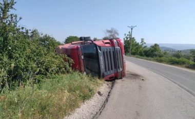 Po shkarkonte gurët, përmbyset kamioni në Librazhd, lëndohet shoferi