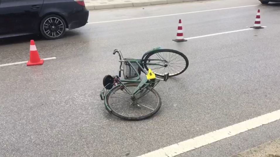 Autobusi përplas 63-vjeçarin me biçikletë në Tiranë