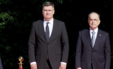 VIDEO/ Presidenti kroat mbërrin në Shqipëri, pritet me ceremoni nga Begaj