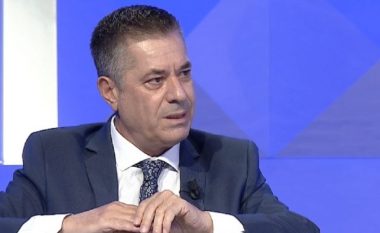“Dua të rrah Ilir Beqajn”- Habit analisti, shfaqet në emision me thupër dhe gurë: Kjo vlen edhe për Sali Berishën