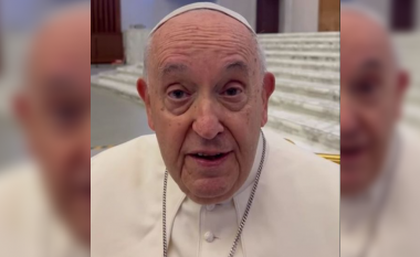 “Punoni për atdheun”, Papa Françesku bekon të rinjtë shqiptarë (VIDEO)