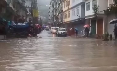 10 të vdekur dhe 82 të zhdukur nga përmbytjet në Indi