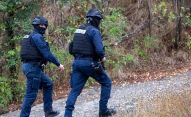 Pushkë automatike, municion, e granata dore, policia e Kosovës sekuestron arsenal armësh në fshatin e banuar nga serbët