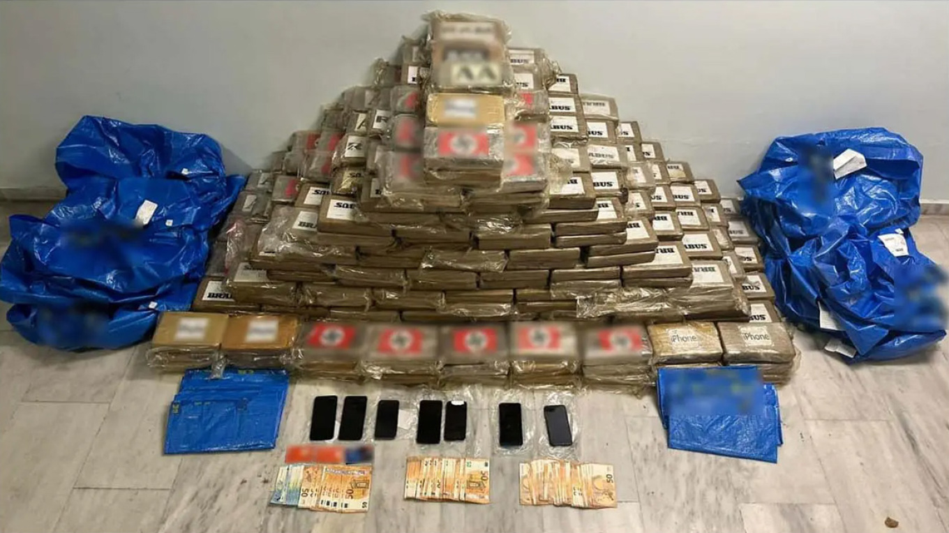 585 kg kokainë në Greqi, arrestohen 4 shqiptarë, policia: Droga erdhi nga Shqipëria, kishte simbole naziste mbi pako