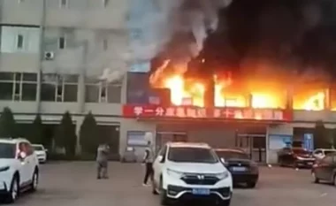 Shpërthen zjarri në një ndërtesë në Kinë, 25 të vdekur dhe dhjetëra të lënduar