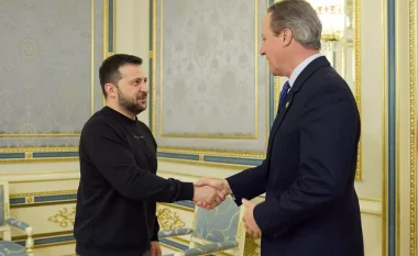 Tre ditë pasi mori detyrën e Sekretarit të Jashtëm, Cameron viziton Kievin dhe takohet me Zelenskyn