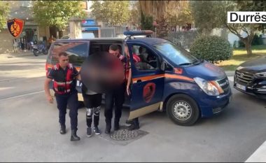 “Arresti shtëpiak” nuk i prish biznesin të riut në Durrës, shet drogë i qetë jashtë banesës