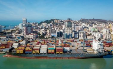Do ta hanin shqiptarët: Kapen 15 kontejnerë me oriz sintetik në Durrës