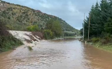 Reshjet e dendura të shiut, përmbyten rrugët, probleme në aksin Lezhë-Milot