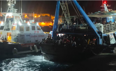Vdes fëmija, tetë të zhdukur pas fundosjes së barkës së emigrantëve në brigjet e Lampedusa