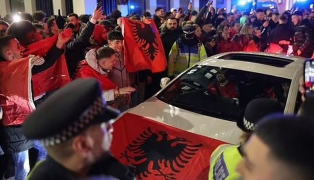 VIDEO/ Mijëra shqiptarë festuan Pavarësinë në rrugët e Londrës, policia arreston disa prej tyre
