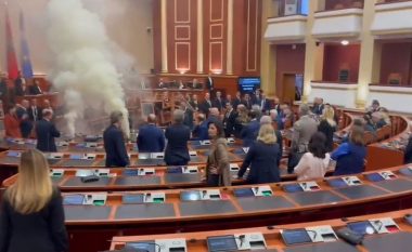 VIDEO/ Situatë e pazakontë në Parlament, deputetët e opozitës hedhin tymuese në sallë