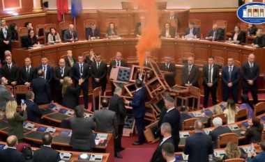 VIDEO/ Ndezi tymuese në Kuvend, Nikolla përjashton Flamur Nokën nga seanca