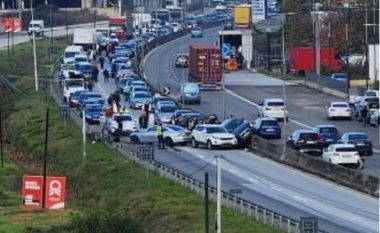 VIDEO/ Aksidenti i frikshëm në autostradën Tiranë-Durrës, përplasen 3 makina luksoze