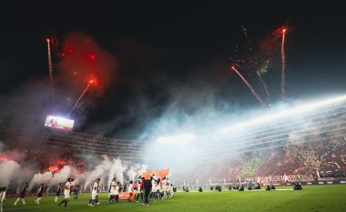 Ngjarje e pazakontë/Ekipi peruan fik dritat e stadiumit për të ndaluar rivalët të festojnë titullin në fushën e tyre