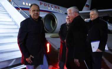 RMV hoqi ndalimin për avionët rusë, ministri Lavrov mbërrin në Shkup
