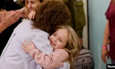 Ribashkime emocionale të pengjeve të liruara izraelite me familjet e tyre