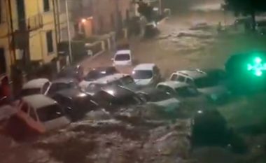 Tre të vdekur nga moti i keq në Itali, shikoni momentin kur makinat i merr uji, përmbytet dhe një spital (VIDEO)