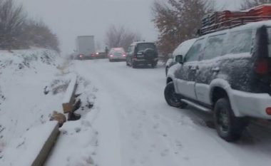 Bora bllokon Bypass-in e Qafë Murrizit, në zonë mungon energjia elektrike
