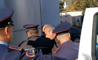 Plagosi me thikë kryebashkiakun e Divjakës dhe shoferin e tij, Prokuroria dërgon për gjykim Orgen Xhelilin