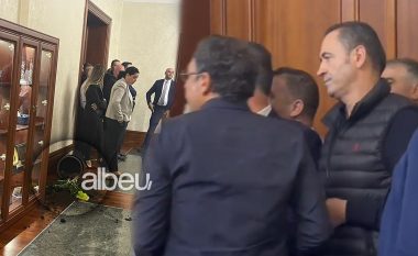 Deputetët e opozitës bllokuan derën, Kuvendi njofton shtyrjen e mbledhjes për prezantimin e projektbuxhetit 2024