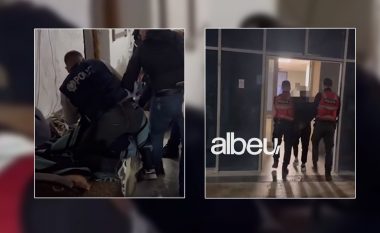 Mbante arsenal armësh në shtëpi, arrestohet 50-vjeçari në Vlorë, momenti kur policia e “mbërthen” në gjumë (VIDEO)