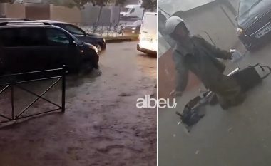 Shqipëri nën pushtetin e ujit, stuhia e shiut nxjerr Lanën dhe bllokon qarkullimin në autostradën Tiranë-Durrës, përmbyten rrugët e kryeqytetit (VIDEO)