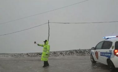 Reshjet e dëborës bllokojnë disa rrugë, policia u vjen në ndihmë 21 shoferëve në vështirësi
