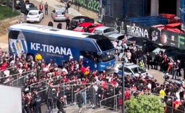 E shëmtuar, tifozët e Skënderbeut qëllojnë me gurë autobusin e Tiranës pas ndeshjes