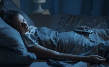 Çfarë i ndodh trupit tuaj nëse flini me televizor ndezur