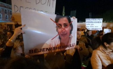 “Bëjeni shembull”, qytetarët kërkojnë drejtësi pas dhunës së ushtruar ndaj 3-vjeçares:  Protestë para Ministrisë së Brendshme