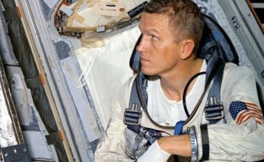 Ndahet nga jeta astronauti i parë që i erdhi përqark Hënës