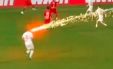 Futbollisti më me fat në botë, i shpëton goditjes nga fishekzjarri, i kaloi shumë pranë kokës (VIDEO)