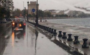 Tërbohet moti në Greqi, stuhi shiu dhe erë e fortë: Pezullohet lundrimi në Selanik