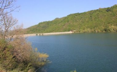 U largua nga banesa pas sherrit me gruan, 47-vjeçari shqiptar gjendet i vdekur pranë një liqeni (EMRI)