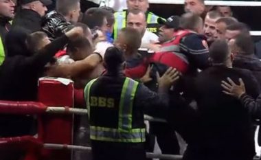 Në pritje të ndeshjes së Nelson Hysës, tërbohen tifozët! Hyjnë në ring dhe godasin boksierin kolumbian (VIDEO)