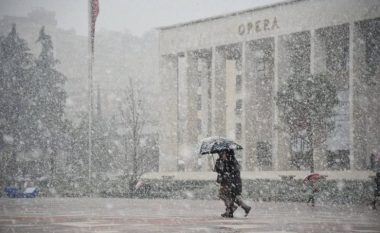 Ciklone ere, stuhi shiu dhe reshje dëbore! Temperaturat ulen disa gradë nën zero në fundjavë, po Tirana do të zbardhet?