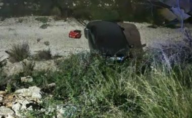 Aksident i rëndë në Sarandë, makina me 3 adoleshentë përfundon në përrua, njëri prej tyre në rrezik për jetën