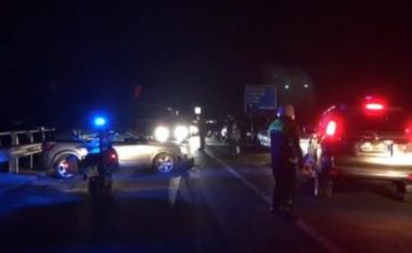 Aksident rëndë në aksin Kavajë-Durrës, makina përplas për vdekje këmbësorin