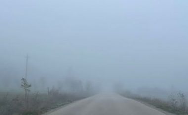 Aksi Pogradec-Korçë “pushtohet” nga mjegulla, probleme me qarkullimin rrugor