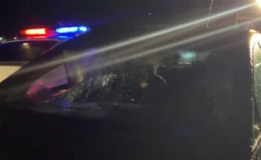 Aksidenti tragjik në Laç, këmbësori u përplas nga dy makina (EMRAT)