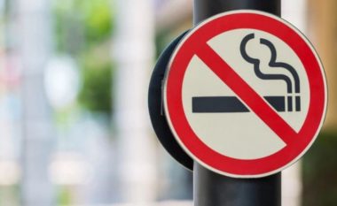 Franca ndalon me ligj pirjen e duhanit në ambientet publike