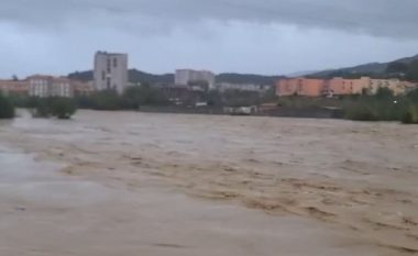Moti i keq, përrenjtë gati të dalin nga shtrati, disa banesa rrezikojnë të përmbyten në Gjirokastër