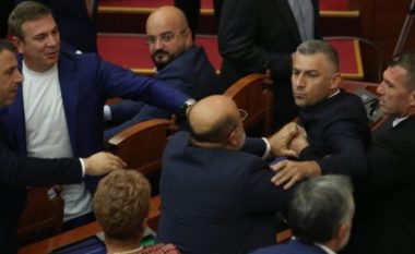 Grushtat në Kuvend, deputeti socialist shkon në SPAK (FOTO)