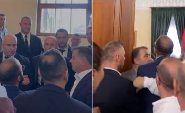 Deputetët e opozitës konfrontohen me Gardën te Kryesia e Kuvendit, hyjnë me forcë në zyrën e Lindita Nikollës