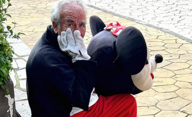 Realiteti i hidhur! Sytë e trishtuar që fshihen pas maskës që gëzon fëmijët e Tiranës