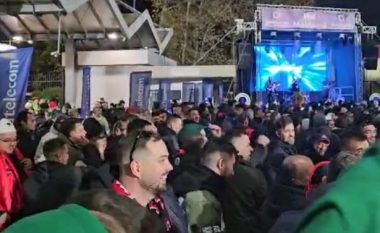 VIDEO/ “O moldave o hiç fare”, atmosfera e zjarrtë, nuk mungojnë ngacmimet nga tifozëria kuqezi
