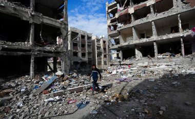 Gazë, autoritetet shëndetësore njoftojnë për 70 të vrarë nga sulmet ajrore izraelite në pjesën qendrore të rajonit