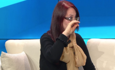 “I kërkoj falje tim biri”, luftoi me kancerin, gazetarja shqiptare nuk i mban lotët (VIDEO)