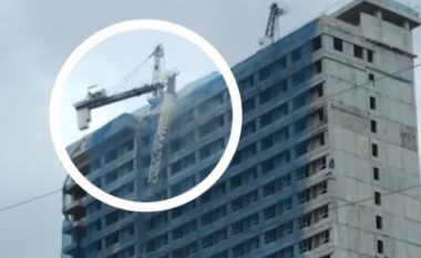 VIDEO/ Momenti kur vinçi bie nga ndërtesa shumëkatëshe pas tërmetit të fuqishëm